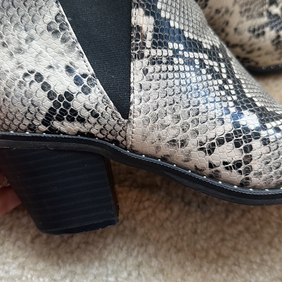 Universal Thread Snakeskin Grey Black Booties - Picture 2 of 4